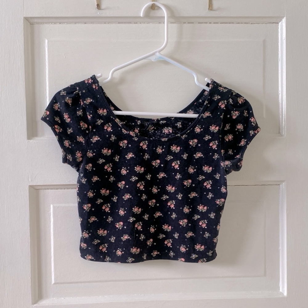 FOREVER 21 Floral Cropped Short Sleeve Women's Tshirt Size Medium